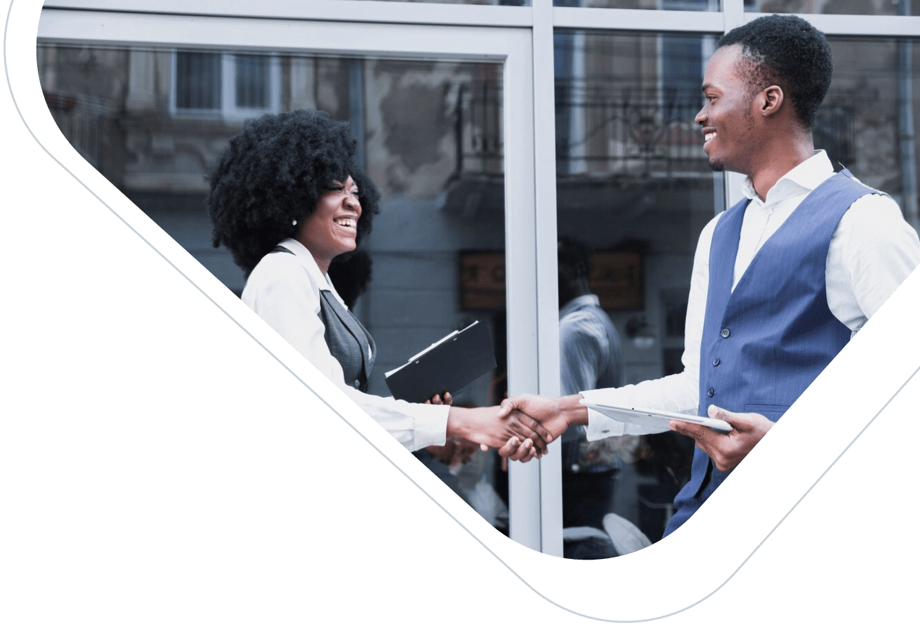 Imagem duas pessoas negras se cumprimentando